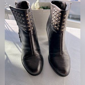 Rialto Brown Booties Size 8.5M - Slight tear as seen on picture